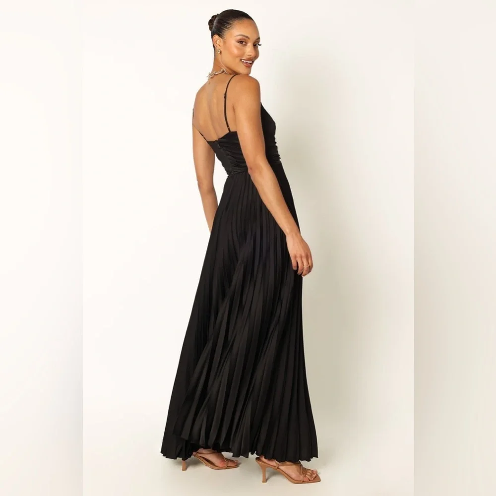 PETAL & PUP NAIRA PLEATED MAXI DRESS - BLACK SIZE 6 B2315 - Picture 3 of 8